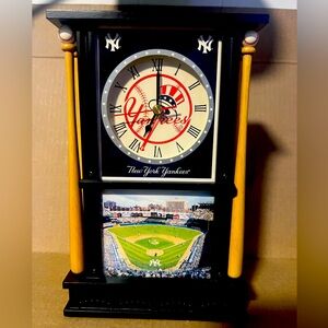 New York Yankees DANBURY MINT Desk Clock w/ 2 Bats on each side